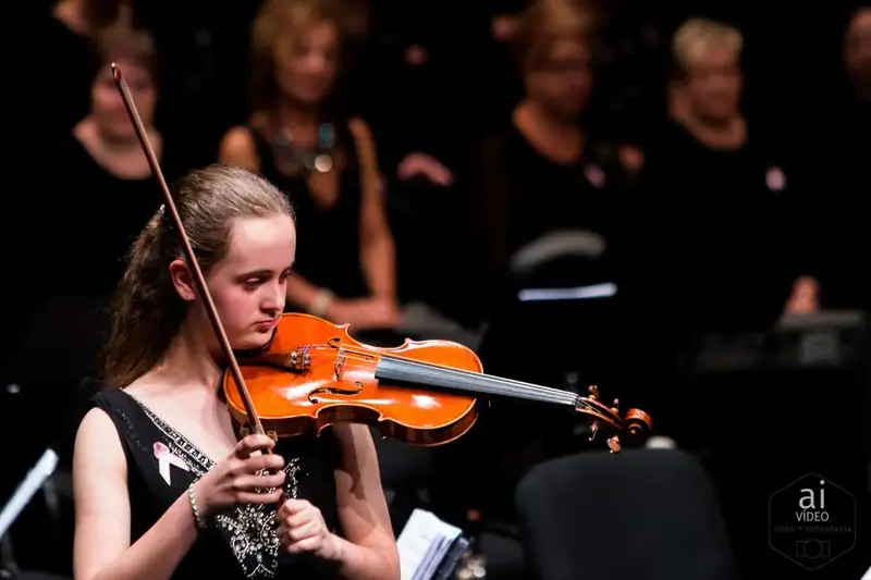 Orkestra eta bakarlariak Mendaroko Ospitalearen omenezko kontzertuan