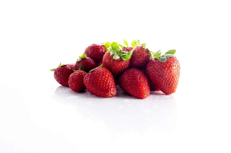 Fraises sur fond blanc