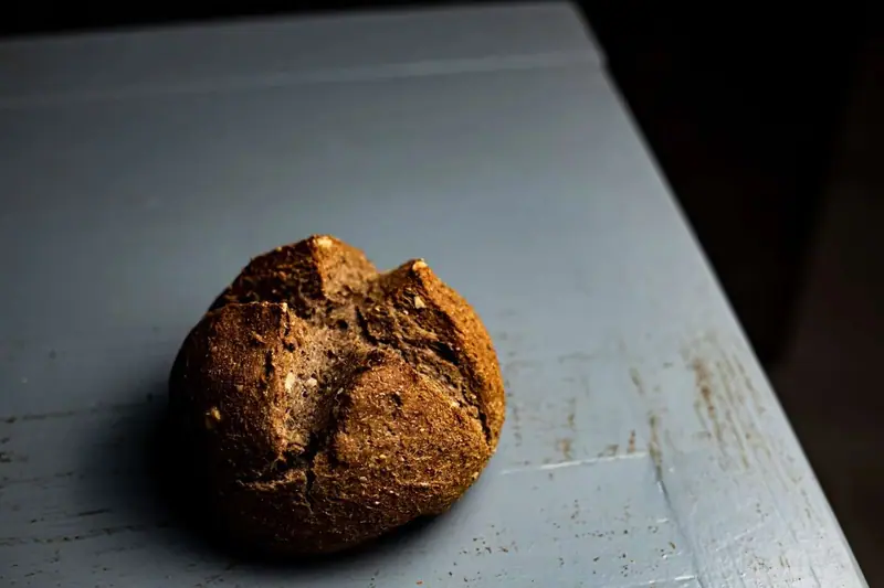 Pain artisanal en lumière latérale