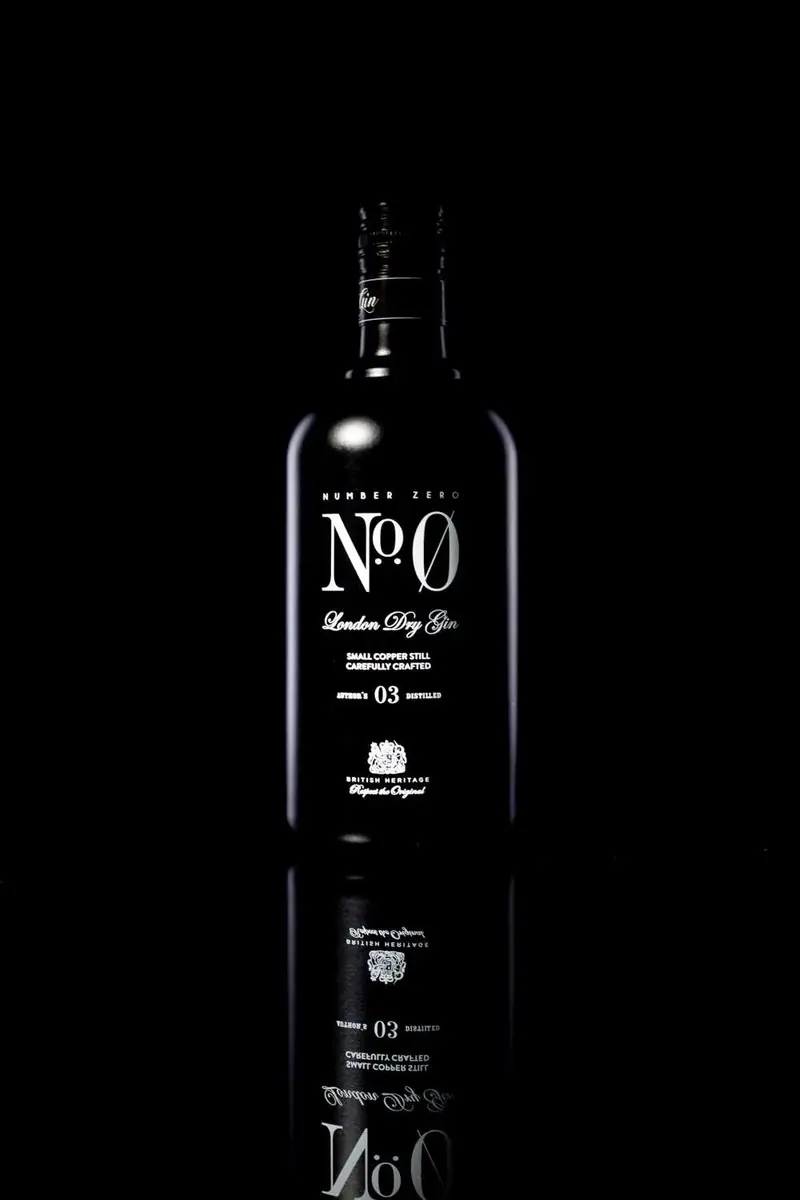 Bouteille de gin Nº0 sur fond noir