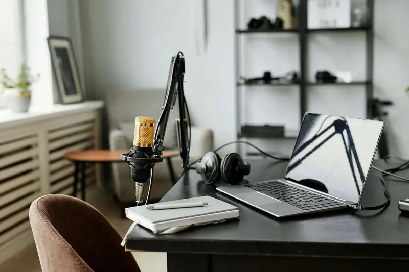 Podcast estudio hutsa mikrofonoekin