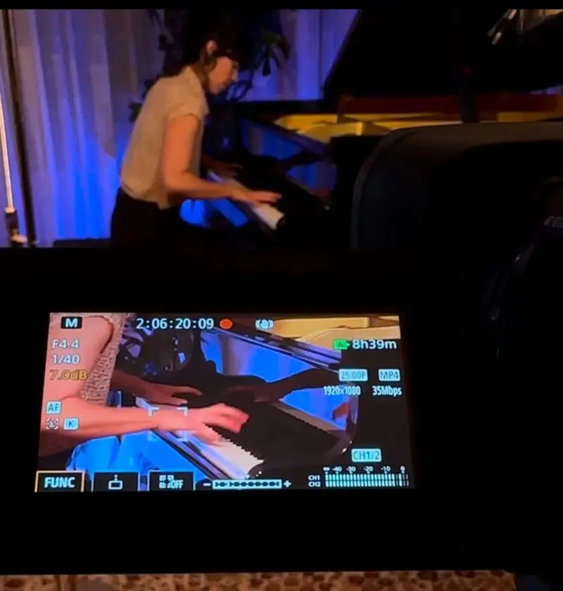 Garazi Goñi isatsdun pianoa jotzen grabazioan