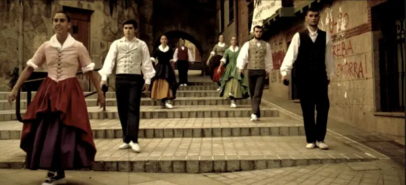 Ereintza Dantza Taldea descendant des escaliers d’Errenteria dans ¡A Igarondo!