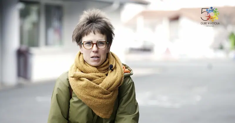 Una madre de la ikastola entrevistada en el patio de Gure Ikastola de Hendaia