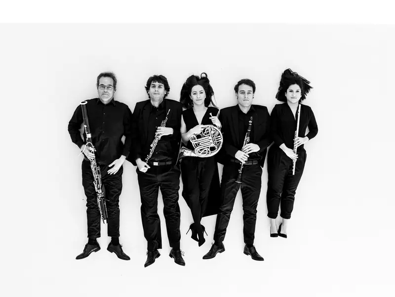 Photo en plongée et en noir et blanc du quintette avec ses instruments