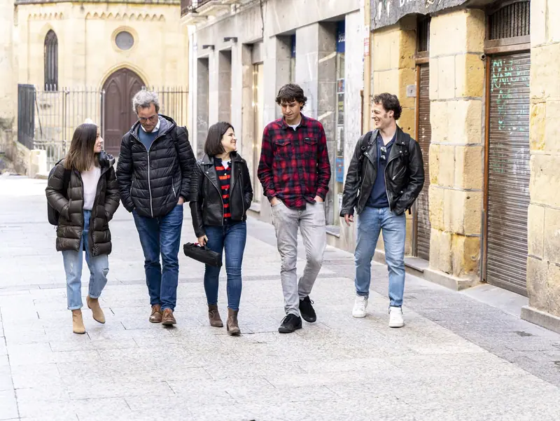 Le quintette se promenant dans la Vieille Ville de Saint-Sébastien