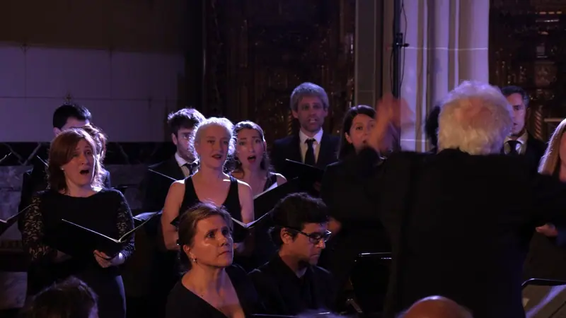 Gabriel Baltes dirige ; au piano, Amaia Zipitria et Borja Rubiños