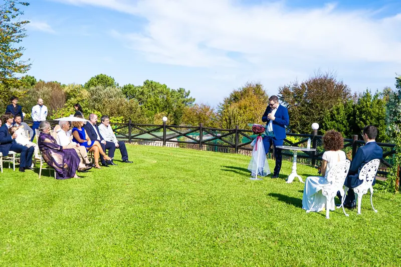 Ceremonia civil al aire libre en el jardín de Gudamendi