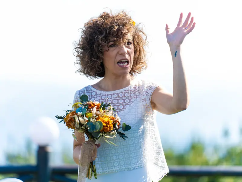 Amaia saluda a los invitados con el ramo en la mano
