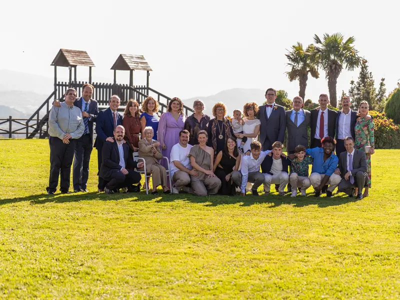 Foto de grupo con todos los invitados en el jardín de Gudamendi