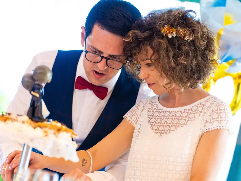 Amaia y Jon cortando la tarta