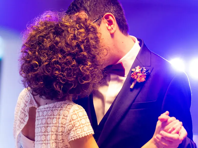 El primer baile, con luces de colores
