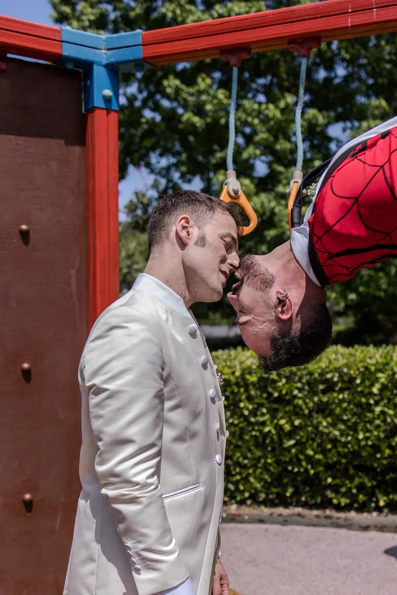 Buruz beherako musua, Spider-Man estiloan, Irungo parke batean