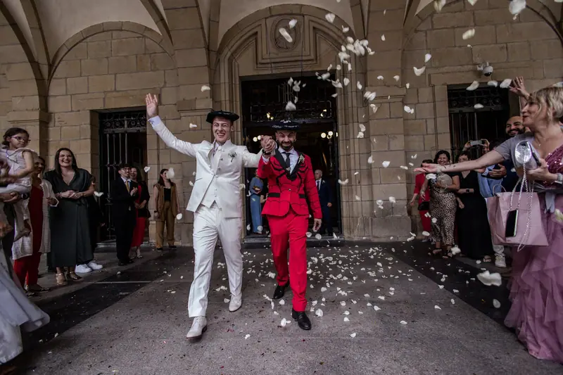 Eneko et Oscar sortent de la mairie d’Irun sous une pluie de pétales