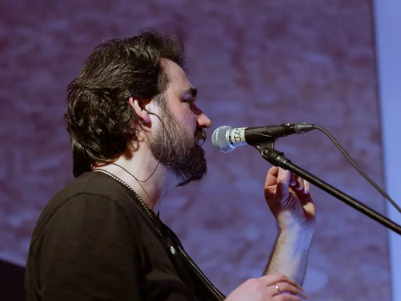 Jaime Albarellos chantant au micro pendant l’enregistrement de JAC Electric en studio
