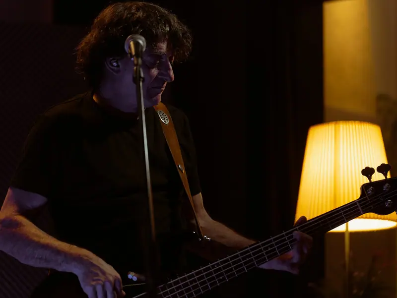 Richi Salaberría al bajo, junto a la lámpara del estudio