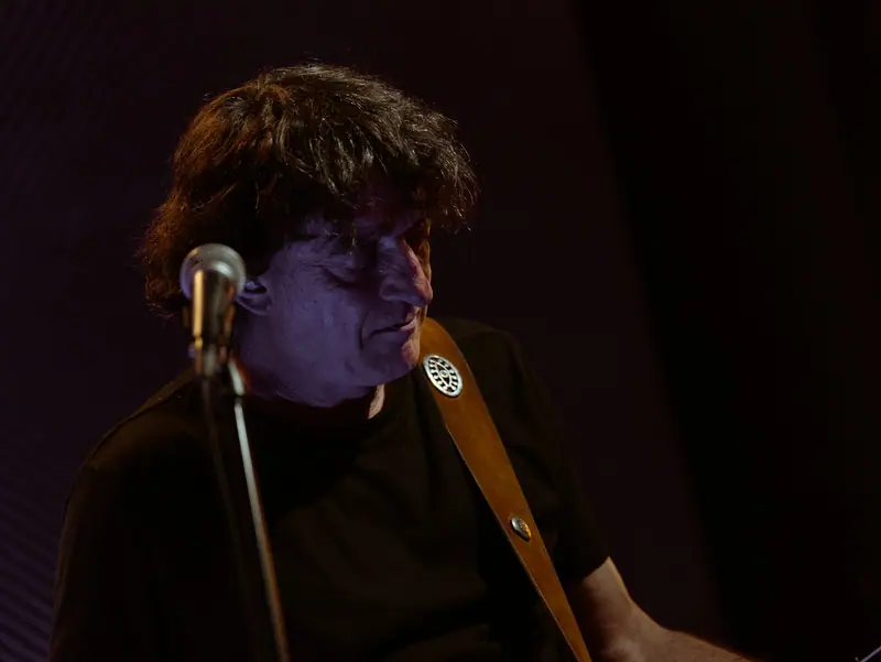 Richi Salaberría cantando y tocando el bajo