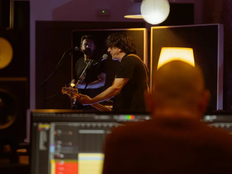 La banda tocando, vista desde la sala de control