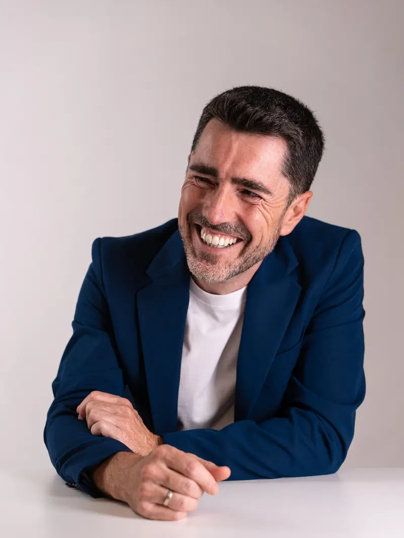 Esteban Urzelai riendo, con americana azul