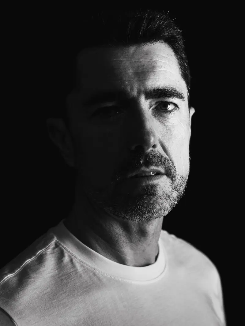 Retrato en clave baja de Esteban Urzelai