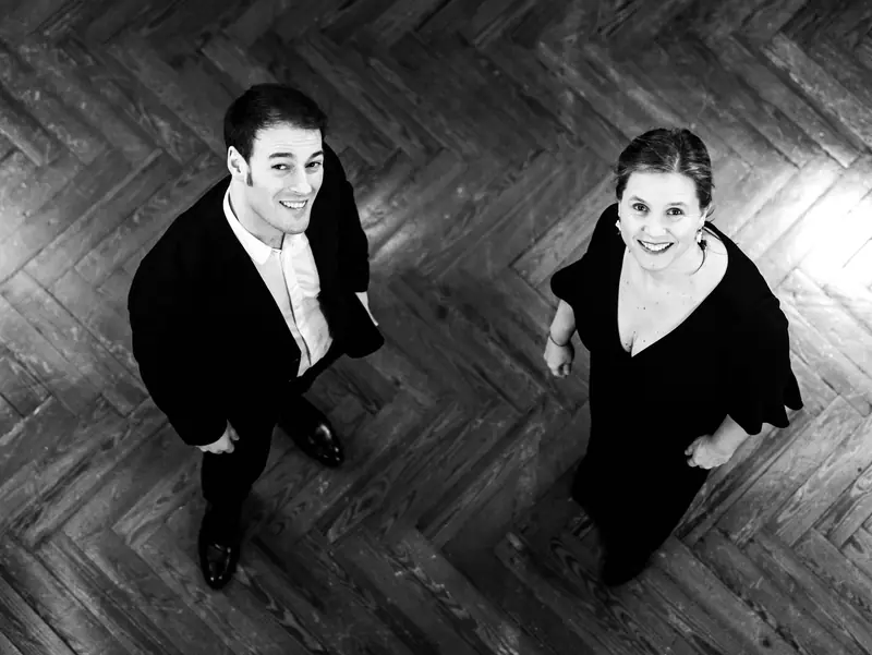 Portrait en noir et blanc vu d’en haut, sur le parquet