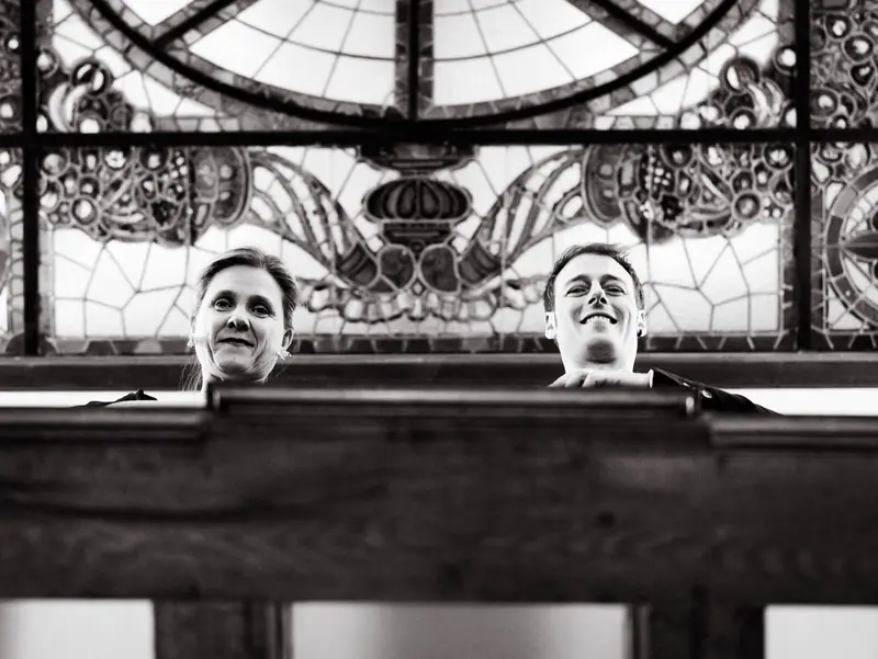 Eneko et Amaia sous le vitrail du conservatoire, en noir et blanc