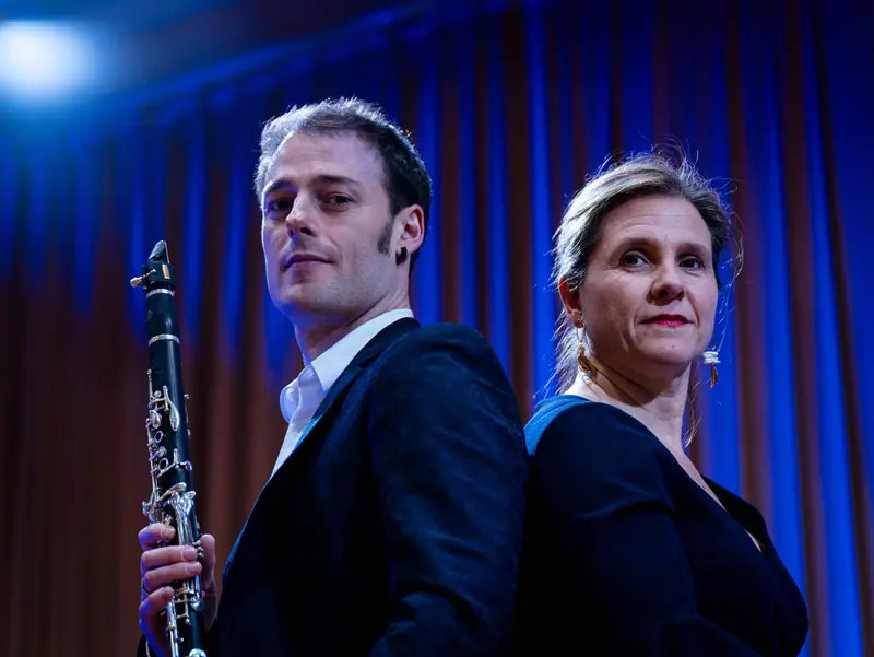 Eneko et Amaia posant sur scène, devant le rideau bleu