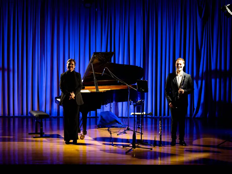 La scène du conservatoire d’Irun avec l’éclairage bleu