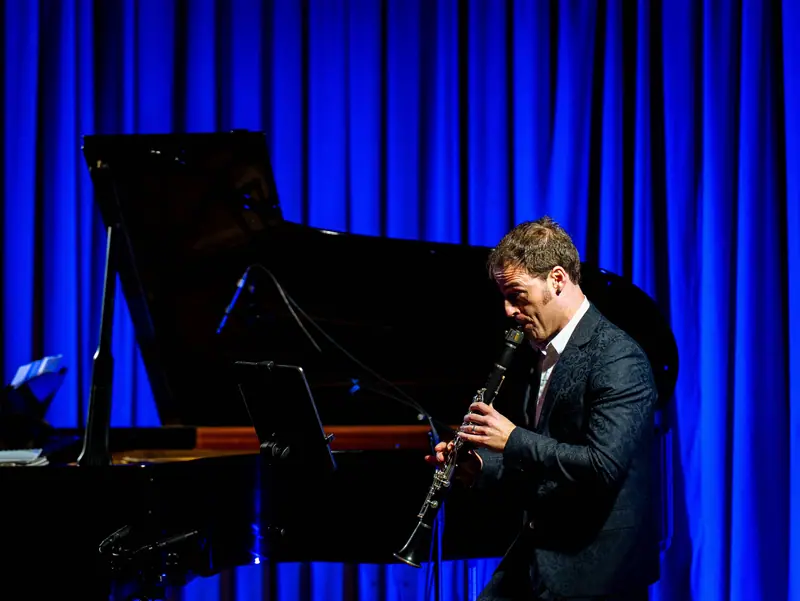 Eneko Iriarte jouant à côté du piano à queue