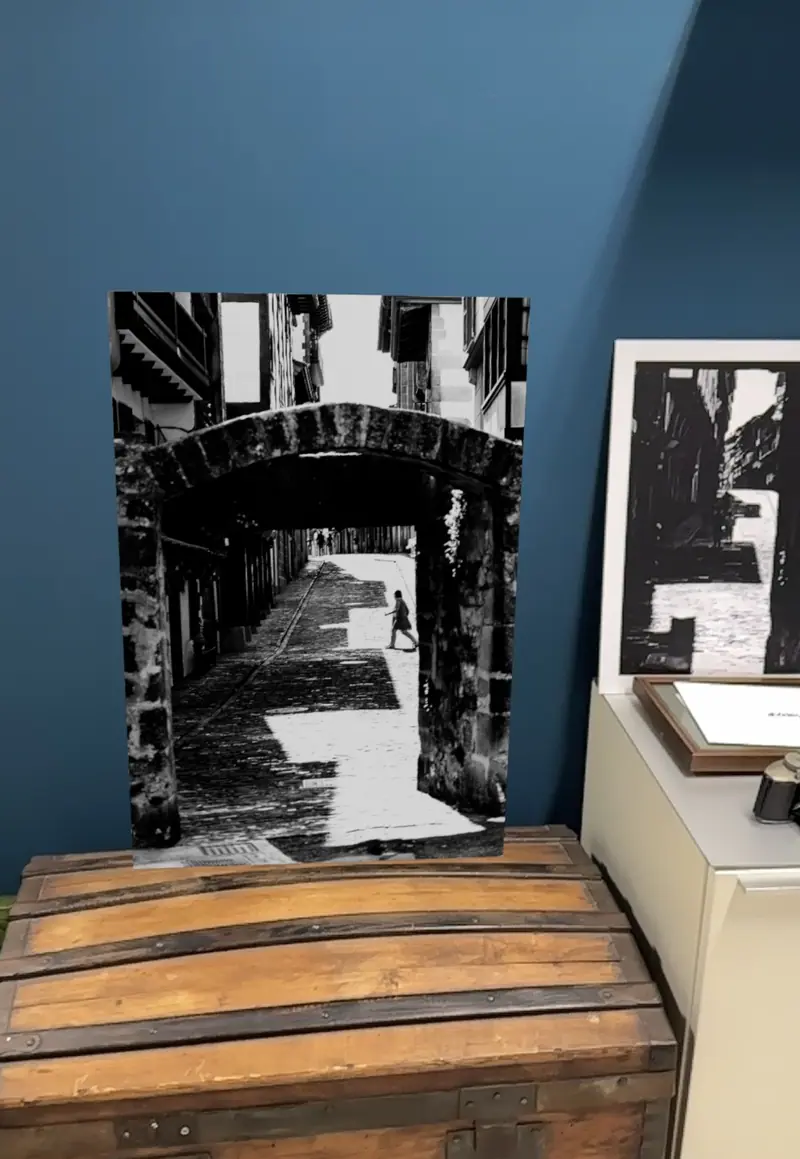 Simulation d’une photo noir et blanc d’Hondarribia posée sur un coffre, vue en réalité augmentée