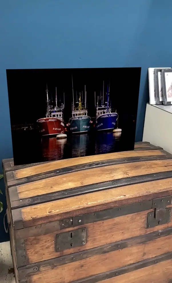 Simulation d’une photo de bateaux posée sur un coffre, vue en réalité augmentée