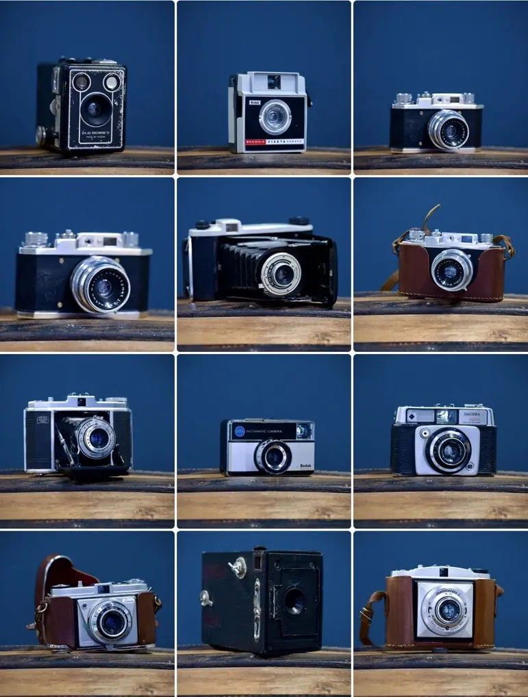 Collection d’appareils argentiques vintage photographiés sur fond bleu